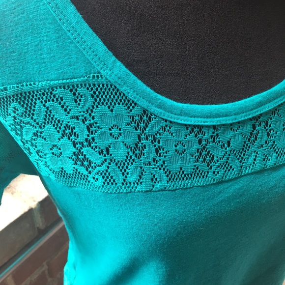 Turquoise lace accented top - Picture 3 of 3